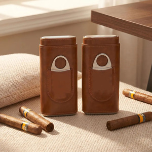 Estuche para cigarros de cuero genuino con cortador integrado y soporte para accesorios, ideal para regalo y uso personal. - Product Image 3