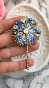 Broche personnalisée faite à la main avec broderie et perles de style vintage pour mariage - Accessoire de mode de créateur - Product Image 3