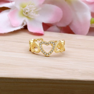 Anillo de Eternidad con Corazón Ondulado y Cristales Pavé, Plata de Ley 925 Chapada en Oro - Product Image 5