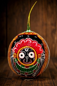 Obra de Arte Tradicional de Odisha, Hecha a Mano, con la Figura del Dios Jagannath en Cáscara de Coco, para Decoración del Hogar - Product Image 1