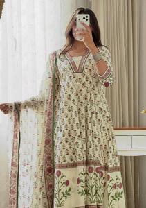 Ensemble Kurti festif pour femme glamour avec Dupatta Célébrez avec style pour la femme libre d'esprit accessible à un prix raisonnable - Product Image 3