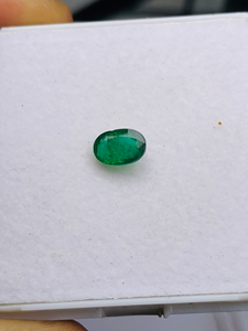Esmeralda Natural de Zambia, Corte Ovalado, 1.46 Quilates, Grado AAA, Certificada por IGI, con un Brillo Excelente y un Bonito Color Verde para la Elaboración de Joyas - Product Image 4