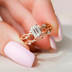 แหวนหมั้นเพชรทรงเอเมอรัลด์สีโรสโกลด์ที่เพาะเลี้ยงในห้องปฏิบัติการ - Product Image 1