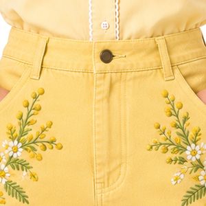 Shorts en jean taille haute pour femme, brodés de fleurs jaune pastel, décontractés, en coton extensible, pour l'été, avec logo personnalisé - Product Image 5