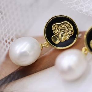 ต่างหูมุกน้ำจืดทรงห้อย 12-13 มม. สไตล์ยุโรปและอเมริกา ดีไซน์หรูหรา ทำจากเงินแท้ S925 - Product Image 3