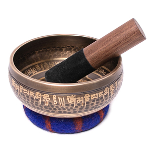 Bol chantant tibétain traditionnel martelé à la main avec 4 gravures de mandalas bouddhistes et des symboles sacrés de lotus et de sagesse bouddhiste - Product Image 4