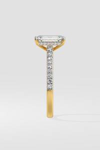 Anillo de Compromiso Solitario con Corte Esmeralda de 2 Quilates, Banda de Diamantes Pavé, Halo Oculto, Engaste de 4 Puntas, Elegante Anillo de Plata para Novia - Product Image 4