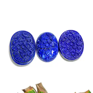 Collier artisanal en argent plaqué avec serti en lapis-lazuli |   Bleu royal naturel |   Photographie de produits élégante |   Texture macroscopique - Product Image 2