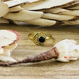 Bague en onyx lune céleste très demandée, bijoux bohèmes en laiton pour femme, plaqué or 18 carats, délicat motif soleil, style affirmé, vente en gros, fait main - Product Image 1