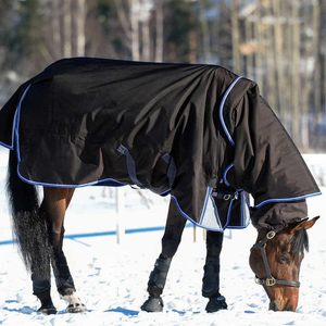 Couverture d'hiver imperméable pour cheval avec col haut et 4 sangles pour les pattes, en tissu Oxford noir avec doublure en polaire, pour usage extérieur - Product Image 1