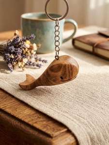 พวงกุญแจรูปปลาวาฬไม้ – งานแฮนด์เมดจากไม้ฟินแลนด์ เครื่องประดับสไตล์มินิมอล - Product Image 4