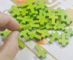 Cuentas de madera modernas con diseño de cruz religiosa, 18 colores, colgante de madera DIY con forma de cruz para collar/pulsera, 22x15mm - Product Image 2