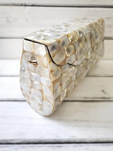 Rehaussez votre style avec le sac à main en nacre naturelle fait main, un accessoire de luxe conçu pour les mariées - Product Image 5