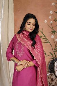 Ensemble Kurta en tissu romain de qualité supérieure, vente en gros, travail manuel, manches trois quarts, longueur mollet, avec pantalon en soie romaine et dupatta - Product Image 2