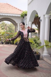 Kurti de georgette sintético con estampado Bandhej, bordado Gamthi y adornos de espejo, perfecto para las noches de Garba. - Product Image 6