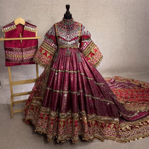 Vestido largo afgano de lujo con corpiño de terciopelo premium, intrincado bordado con hilo dorado y amplio vuelo circular. - Product Image 1