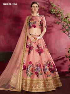 ชุดเลเฮนกา-โจลี-ดูปัตตา ผ้าไหมพิมพ์ลายดอกไม้สีสันสวยงาม พร้อมงานปักดิ้นทองและประดับมุก สีพีช ขายส่ง - Product Image 2