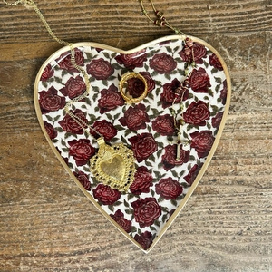 New Arrival HEART Trinket Contemporary Plant Spring Enameled Aluminum Decorative Heart Tray Lightweight Valentine's Day Gift - Product Image 3