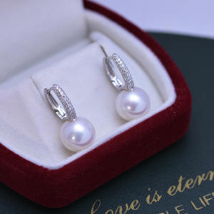 Boucles d'oreilles en perles d'eau douce rondes blanches de 10-11 mm à forte luminosité pour femmes, en argent S925 avec pendentif en or Love, défauts mineurs - Product Image 1