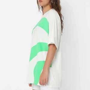 เสื้อยืดโอเวอร์ไซส์สีขาวเขียวลายกราฟิกสำหรับผู้หญิง ทรงหลวม ใส่สบาย แขนสั้น ดีไซน์โดดเด่น - Product Image 2