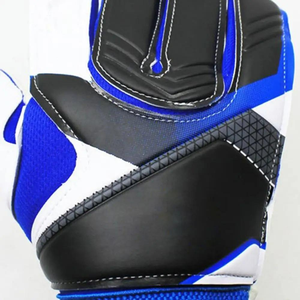 ถุงมือผู้รักษาประตู Pakistan Hi-Tech Grip ผลิตด้วยความแม่นยำแบบเยอรมัน พร้อมการยึดเกาะที่แข็งแรงและการป้องกันนิ้วด้วยยางลาเท็กซ์ที่ระบายอากาศได้ดี - Product Image 2
