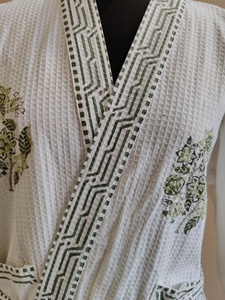 Bata Kimono de Algodón Estampada a Mano con Borde Floral Geométrico Verde, Estilo Jaipuri Boho, Ajuste Holgado, para Spa, Hotel, Resort, Venta al por Mayor para Adultos - Product Image 6