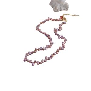 Collier en perles d'eau douce de riz violet avancé avec un design personnalisé, chaîne de clavicule irrégulière en forme de pétale - Product Image 5