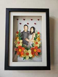 Decoración de quilling inspirada en parejas románticas, hecha a mano con detalles artísticos para regalos, decoración y momentos especiales. - Product Image 2