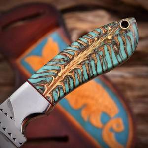 Cuchillo de caza premium hecho a mano con hoja de acero inoxidable, mango de resina y funda de cuero, 100% calidad. - Product Image 4