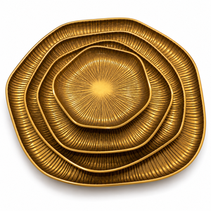 Juego de Cuatro Platos Cuadrados para Servir con Textura Radiante en Oro Antiguo |   Vajilla Escultural con Finas Líneas Acanaladas para una Cena Elegante - Product Image 1