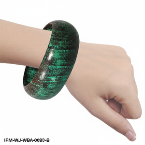 Bracelet manchette en bois laqué vert vieilli fait main, style ethnique, bijou artisanal pour femme - Product Image 3