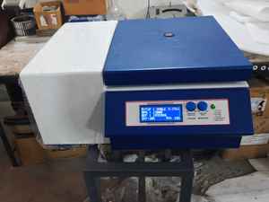 Centrifugeuse universelle réfrigérée haute vitesse pour usage hospitalier et laboratoire clinique, affichage numérique, capacité 24 tubes x 2 ml - Product Image 4