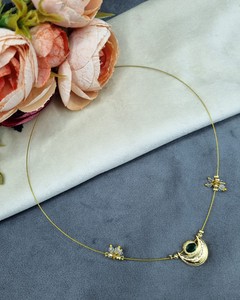 Collier en fil plaqué or minimaliste avec pierre ovale et lune croissante, style ethnique traditionnel, pour occasions festives, fournisseur de bijoux en gros - Product Image 3