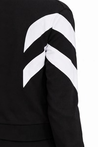 Survêtement essentiel conçu pour un usage quotidien, avec un tissu doux, une coupe confortable et un style minimaliste, parfait pour les tenues décontractées. - Product Image 3
