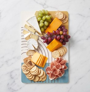 Planche à découper rectangulaire avec motif géométrique abstrait en forme d'arche jaune et bleu, avec trou de suspension - Product Image 5