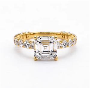 Anillo de compromiso clásico de oro amarillo con diamante de laboratorio talla Asscher y banda pavé de piedras laterales de corte redondo, certificado IGI - Product Image 1