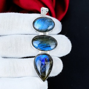Colgante de Labradorita Azul Fuego con Engaste de Tres Piedras en Bisel, Plata de Ley 925, Hecho a Mano, Joyería Bohemia de Plata con Gema de Alta Calidad - Product Image 1
