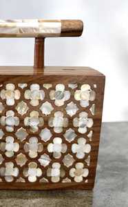 กระเป๋าถือข้างทำมือสุดหรู ดีไซน์ทันสมัย ทำจากไม้และเปลือกหอยมุก พร้อมตัวล็อคแม่เหล็ก ของตกแต่งสำหรับสาวๆ โดย UO - Product Image 5