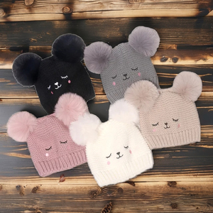 Gorro de punto de invierno con estilo a la moda, pompón acrílico con bordado de cara bonita para bebés, al aire libre para actividades diarias, ciclismo - Product Image 1