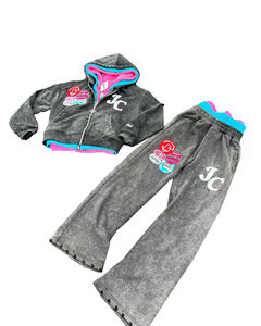 Conjunto Deportivo Gris con Capucha para Niña, con Ribete Rosa y Azul y Logotipo JC, Ropa Casual de Otoño, Pantalones Largos y Sudadera con Cremallera - Product Image 3