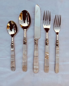 Ensemble de couverts au design artisanal, acier inoxydable, manche en résine, finition dorée, 5 pièces, à prix très bas - Product Image 3