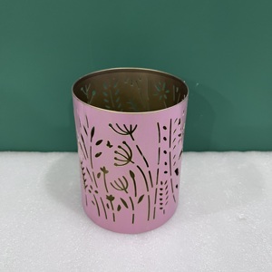 Portavelas cilíndrico de hierro rosa con grabado de patrón floral para decoración del hogar - Product Image 2
