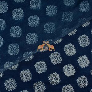 Tissu en voile de coton imprimé à la main en Inde, motif floral indigo, léger et doux, pour vêtements - Product Image 2