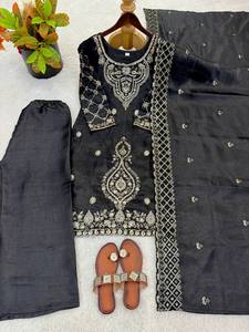 Ensemble de salwar kameez en soie Gmy brodée de qualité supérieure avec de riches décorations de perles - Product Image 5