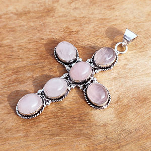 Colgante de cruz solitario de cuarzo rosa con engaste de bisel, estilo vintage, base de latón bañado en plata antigua, personalizado, unisex, para venta al por mayor, Jewelry Town Inn - Product Image 5