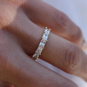 Anillo de Eternidad con Moissanita Corte Princesa, Anillo de Boda Minimalista de Oro, Anillo Apilable de Diamantes para Aniversario para Mujer - Product Image 4