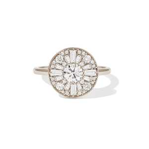 Anillo de Compromiso Art Deco Vintage Personalizado con Halo, Banda Moderna, Diamantes Redondos y Baguette Cultivados en Laboratorio, Oro Sólido de 14K, Venta al Por Mayor - Product Image 3