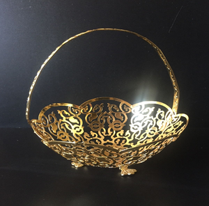 Elegante cesta de frutas de filigrana dorada con un mango alto y patrones de recortes intrincados. Disponible a precios de mayorista. - Product Image 1