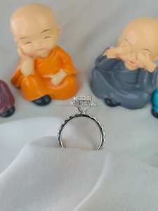 Bague en diamant taille émeraude avec pierres latérales en or blanc, conçue pour une élégance intemporelle, des lignes épurées et un look luxueux raffiné - Product Image 3