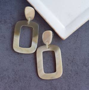 Boucles d'oreilles rectangulaires faites à la main de style vintage, en coquillage poli, de haute qualité, artisanat naturel éthique, en corne de buffle - Product Image 5